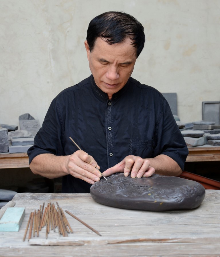 6 liang huanming au travail de gravure